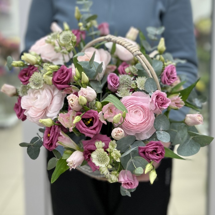 Эустомы и розовые ранункулюсы в маленькой корзине